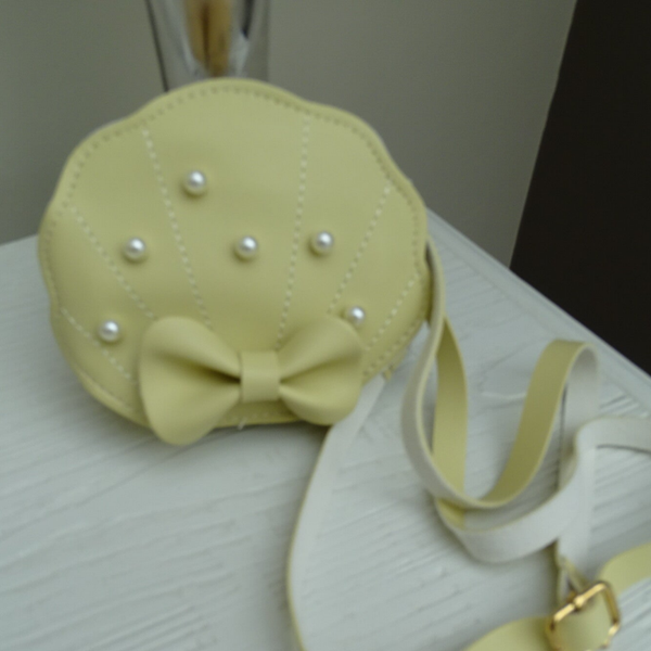 Handtasje geelgoud schelp pareltjes