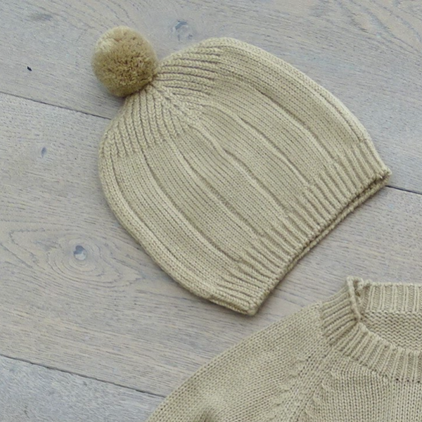 Gebreide muts pompon beige