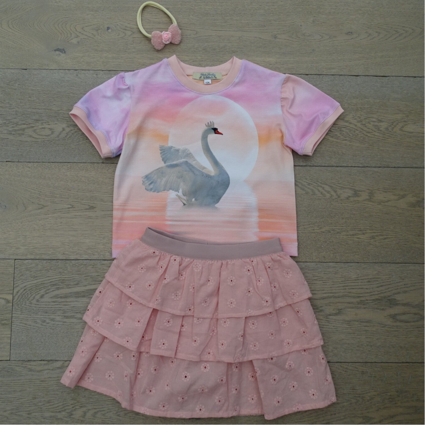 set: T-shirt zalmroze zwaan + strokenrok zalmroze broderie