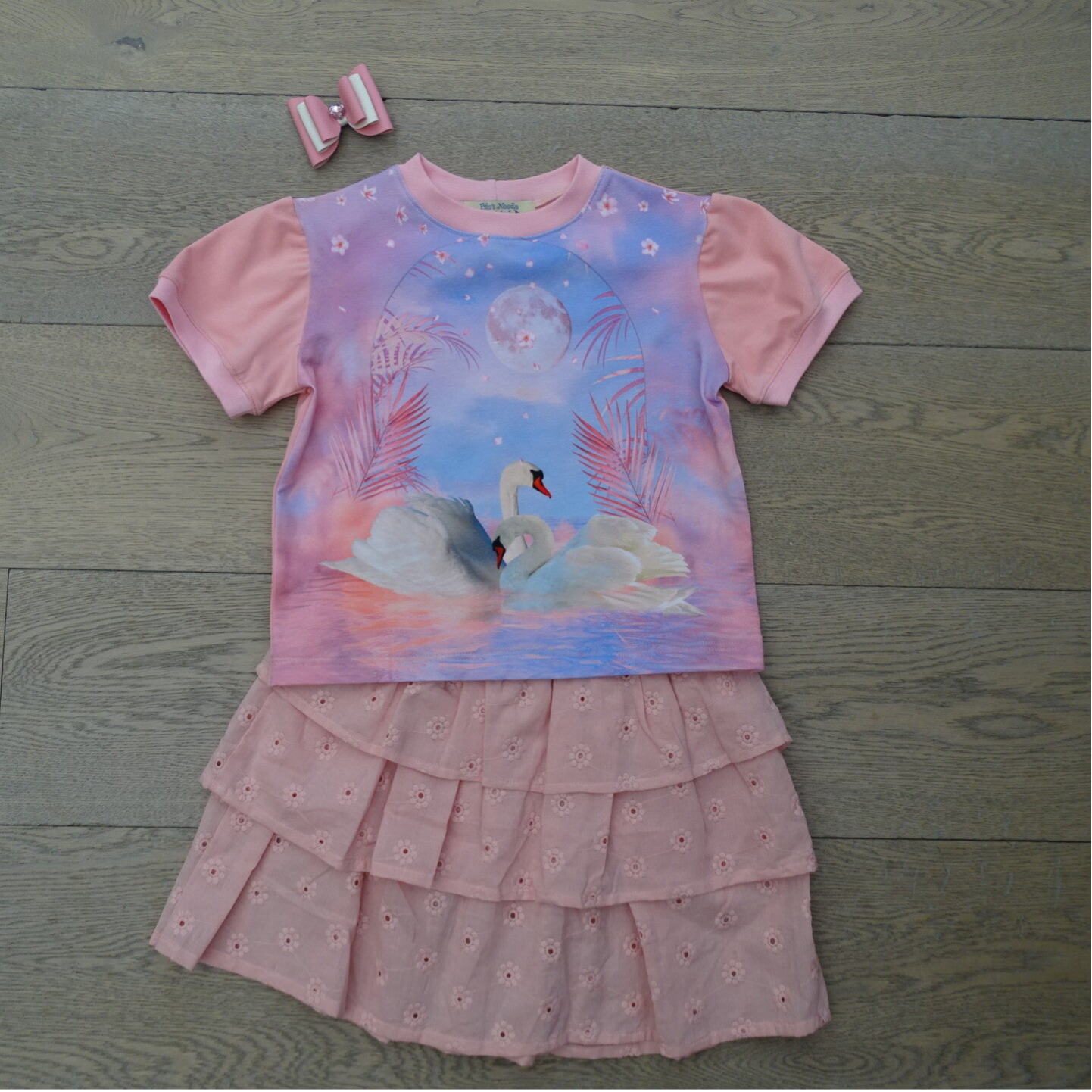 set: T-shirt roze 2 zwanen maan + strokenrok zalmroze broderie