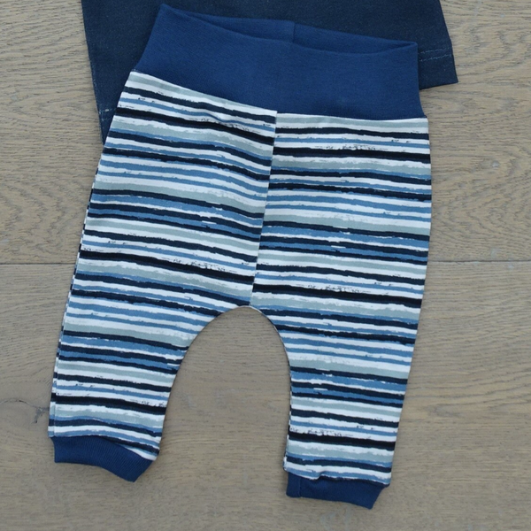 Babybroekje blauwe kleuren streep