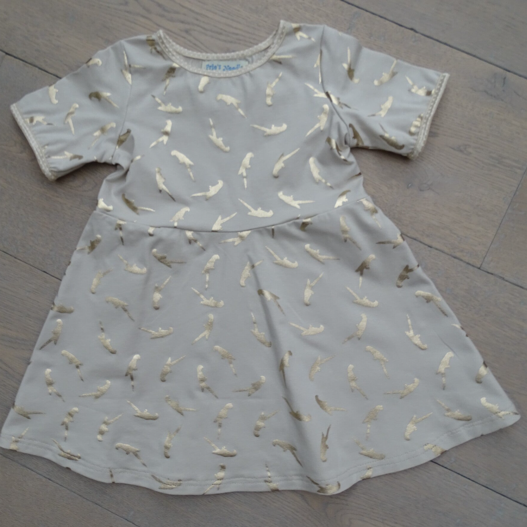 Jurk baby beige papegaai, korte mouw
