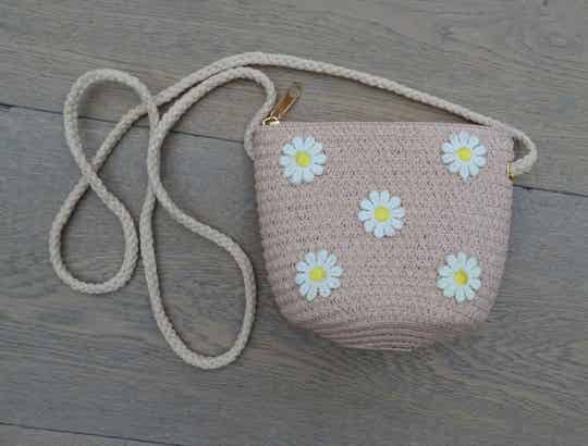 handtasje gevlochten roze bloemetjes