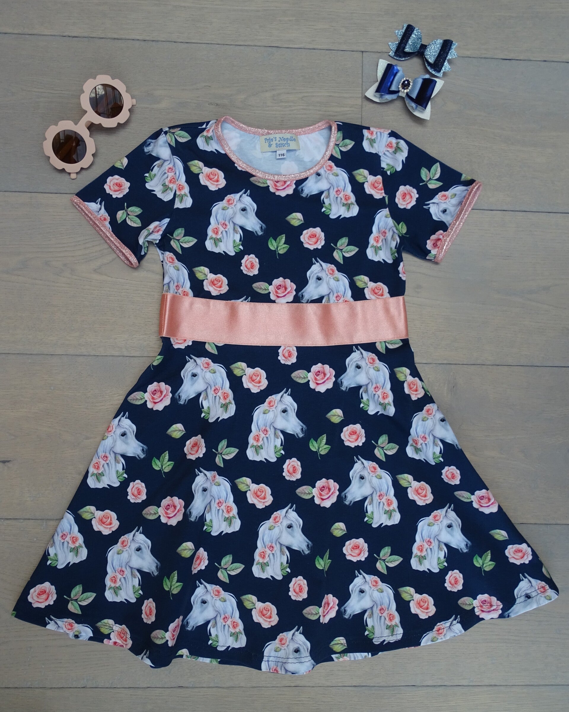 Jurk donkerblauw wit rozenpaard  tailleband , korte mouw