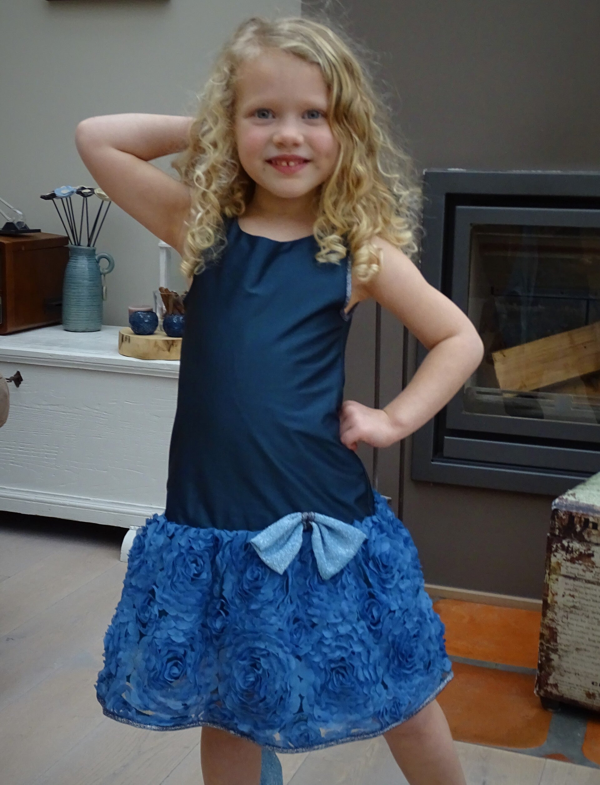 Feestelijke jurk m116 blauwe tafta, roosjestule/ bijpassend bolero