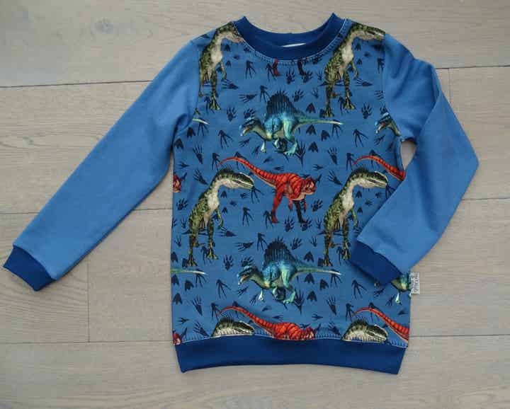sweater dino jeansblauw LAATSTE STUKS