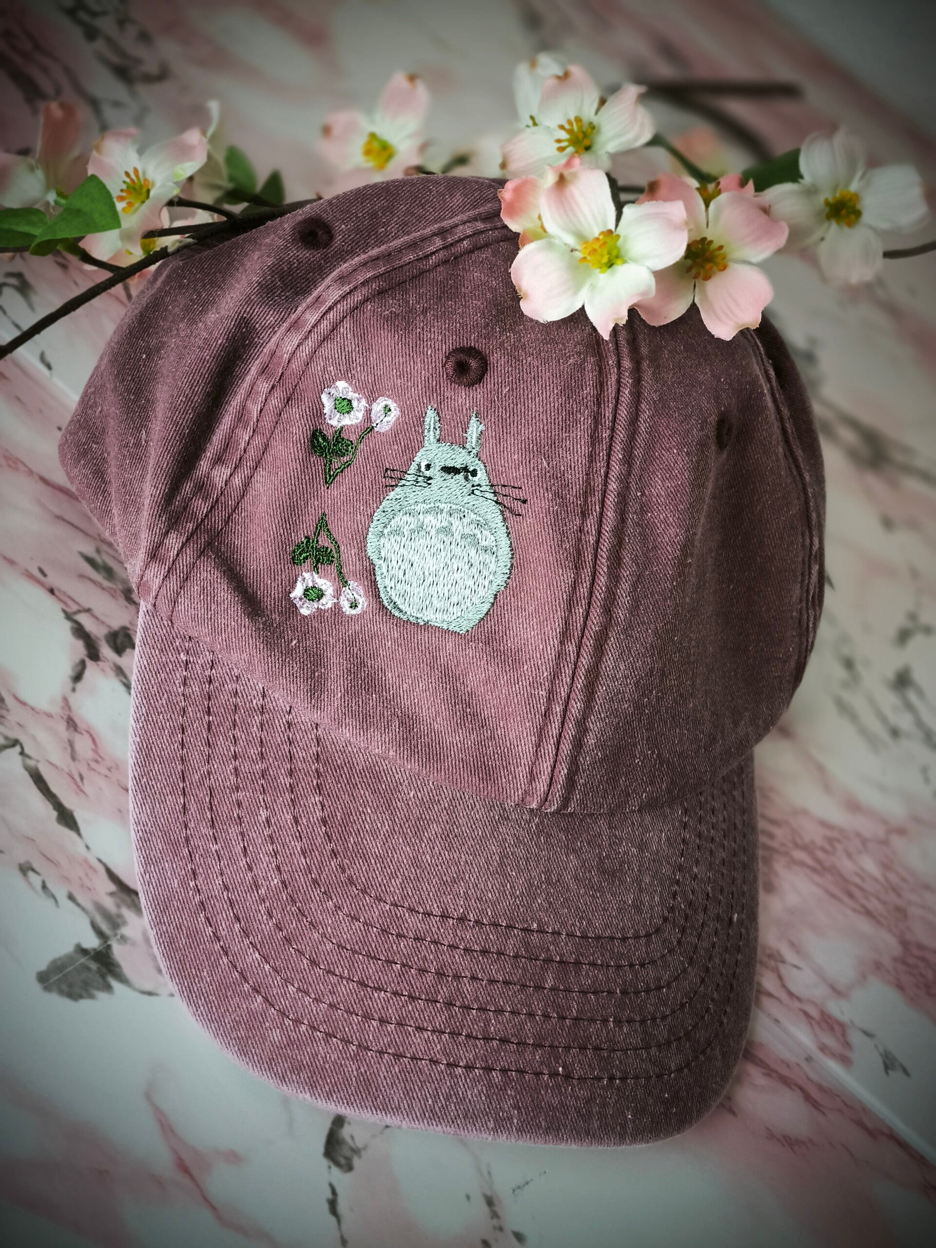 Vintage Cap mit Totoro-Stickerei – rot Basecap mit Blumen | Ästhetische Anime-Streetwear