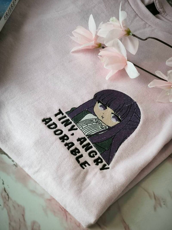 Chibi Fern – "Tiny, Angry, Adorable" Stick | T-Shirt, Sweater oder Hoodie