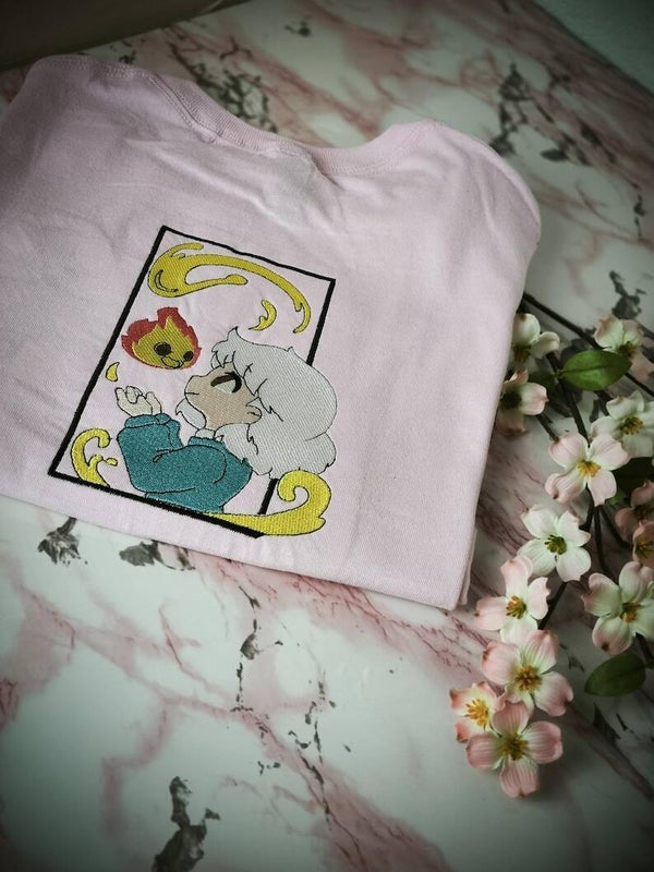 Howl’s Moving Castle T-Shirt – Stickerei Shirt in Pastellrosa | Anime Shirt | Studio Ghibli Inspired | Calcifer & Turnip Head