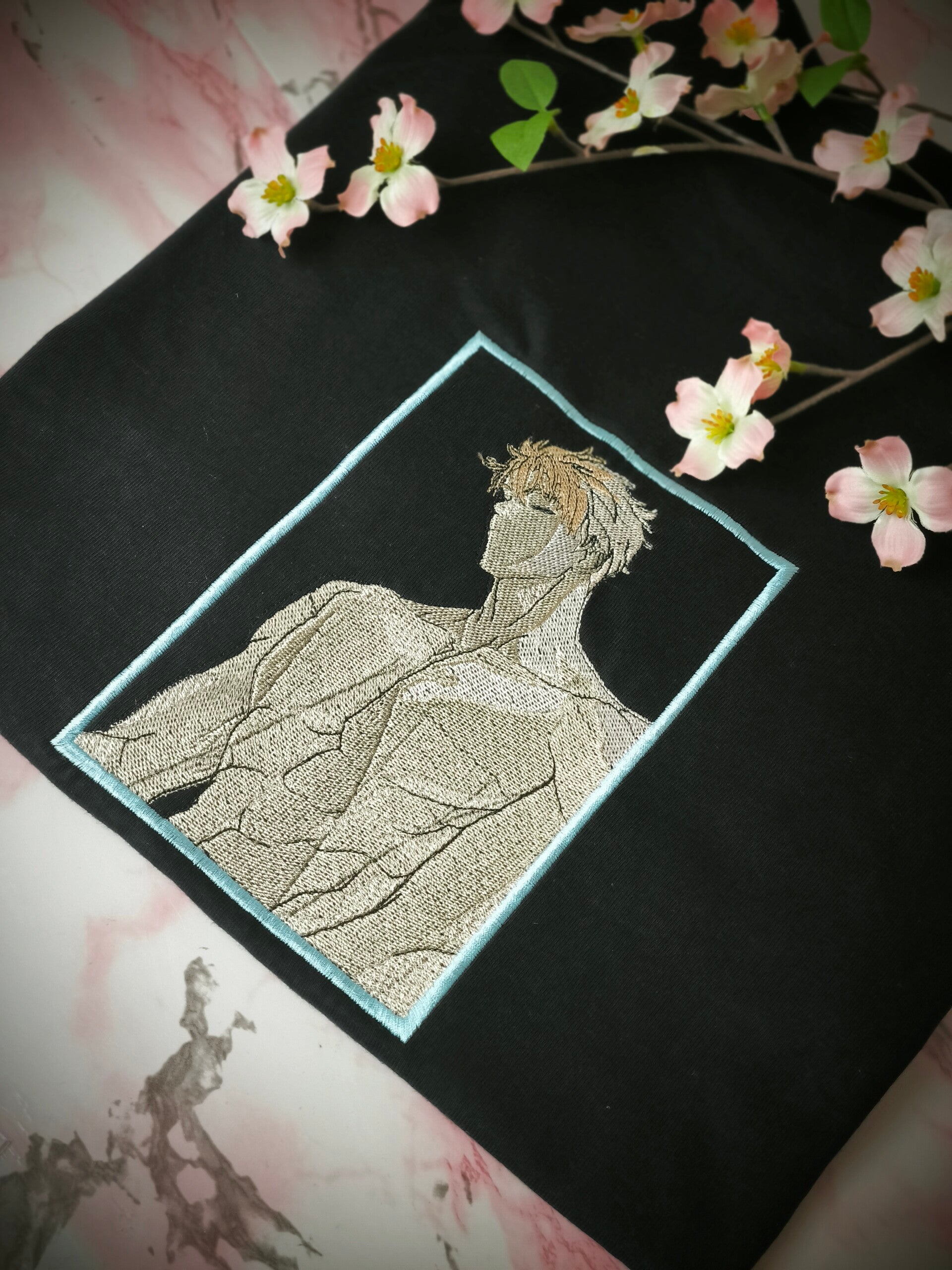 „Ilay – Passion Embroidery“ | Boyslove Manhwa Vibes auf Stoff