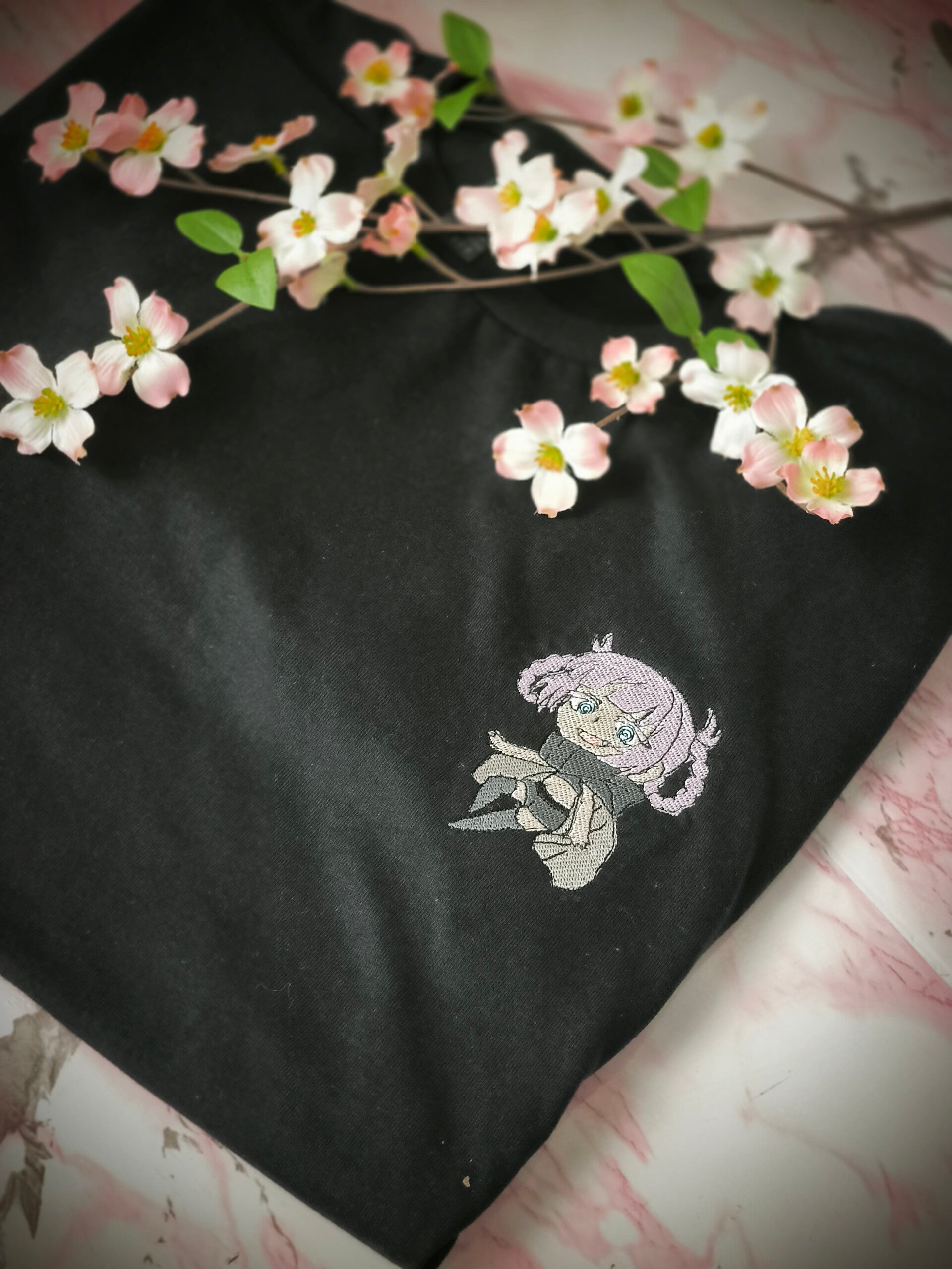 🌙 Nazuna Chibi – Call of the Night Stickshirt