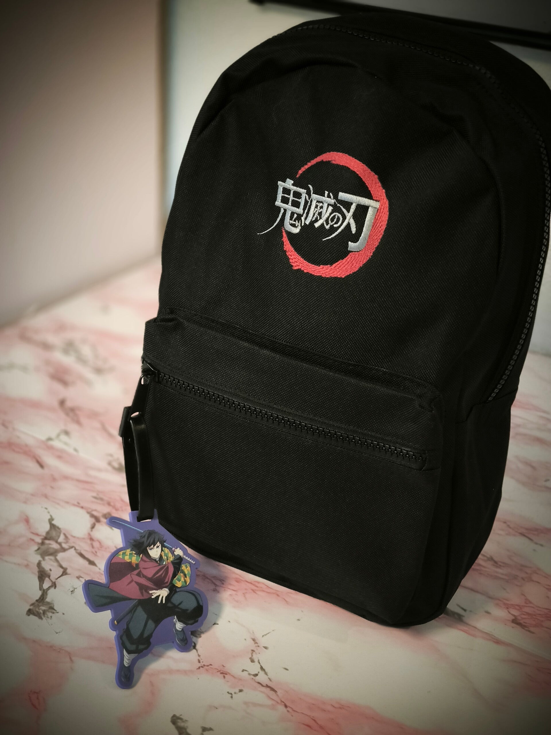 Demon Slayer Rucksack – Embroidered Edition mit Random Keychain 🎒🔥