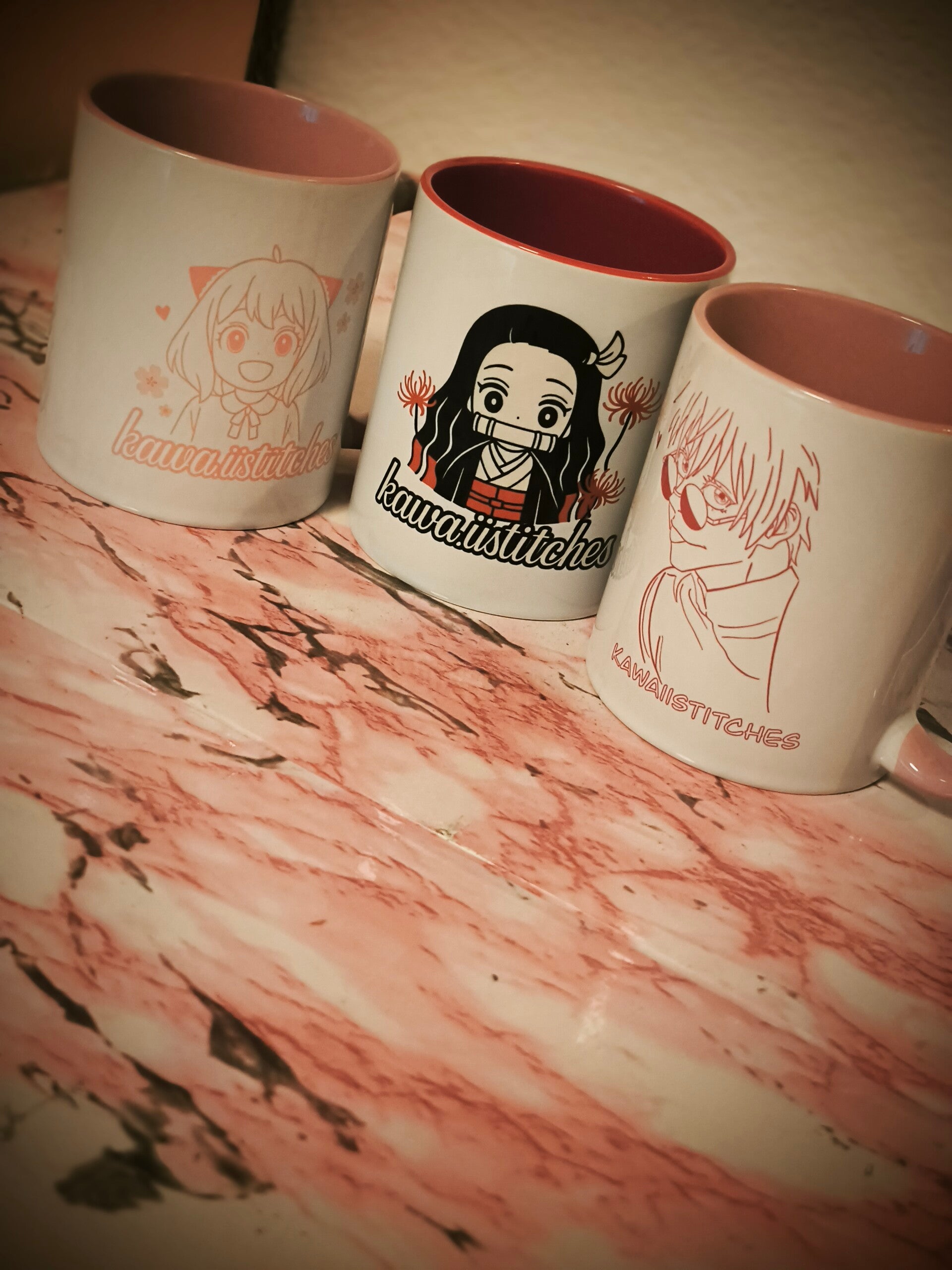 Kawaii Stitches Anime Mug Collection – Nezuko | Anya | Gojo – spülmaschinenfest, pastellrosa