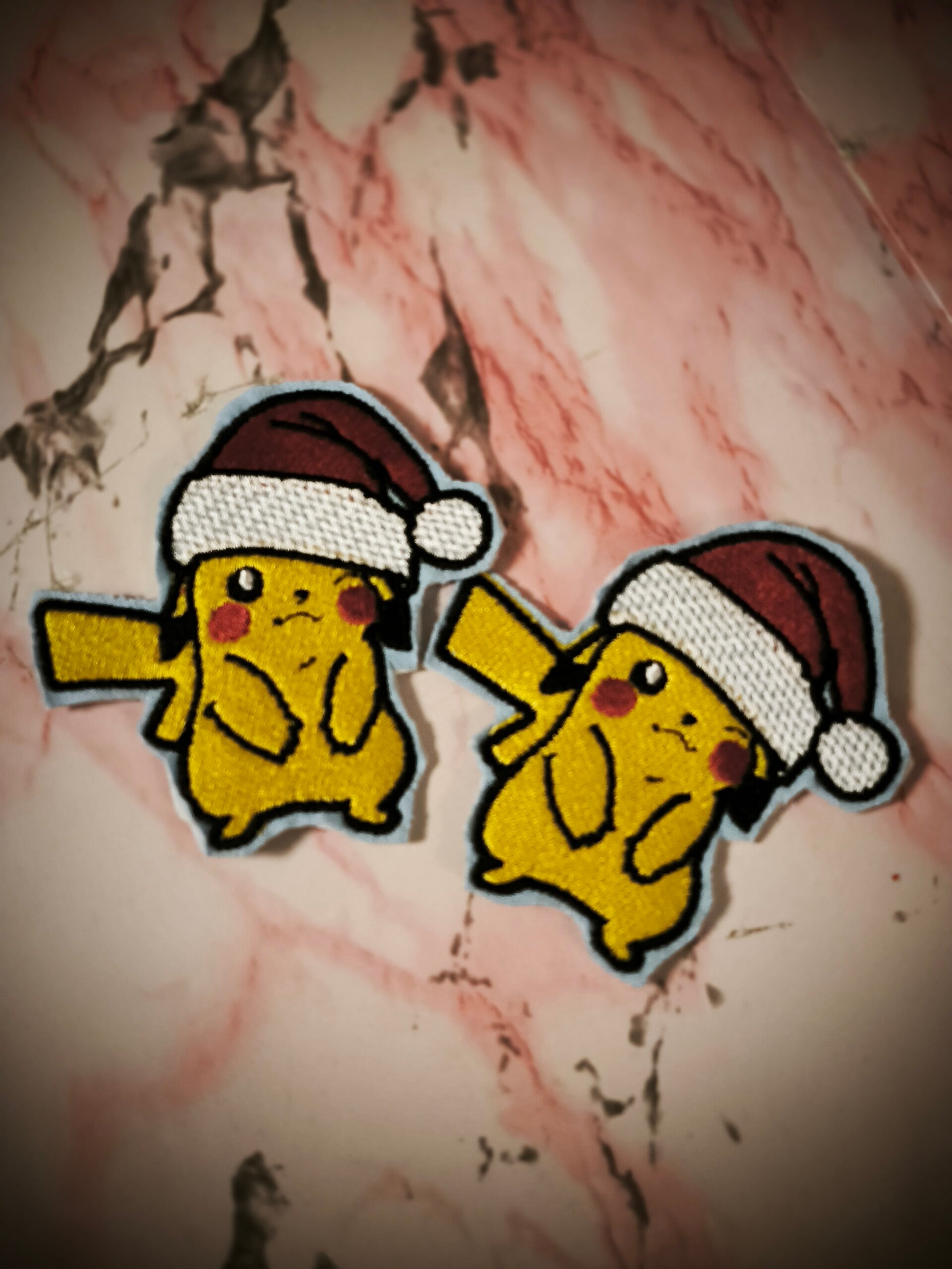 Weihnachts Pikachu Patch – Christmas Pikachu Bügelpatch – Festive Anime Iron On Patch – Cute Embroidery