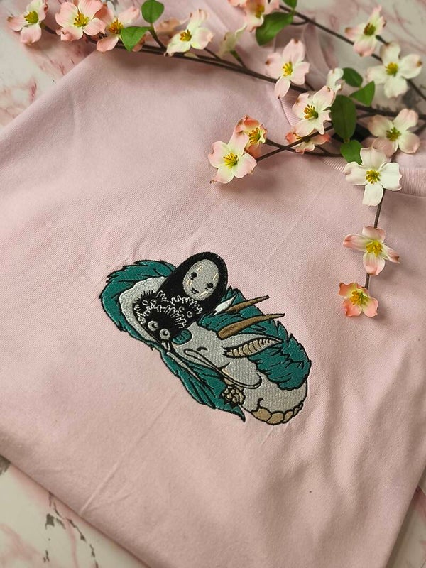 Chihiro Spirit Friends Stickerei – Anime Fantasy Shirt, Sweater oder Hoodie | Handmade Ghibli Inspired Design