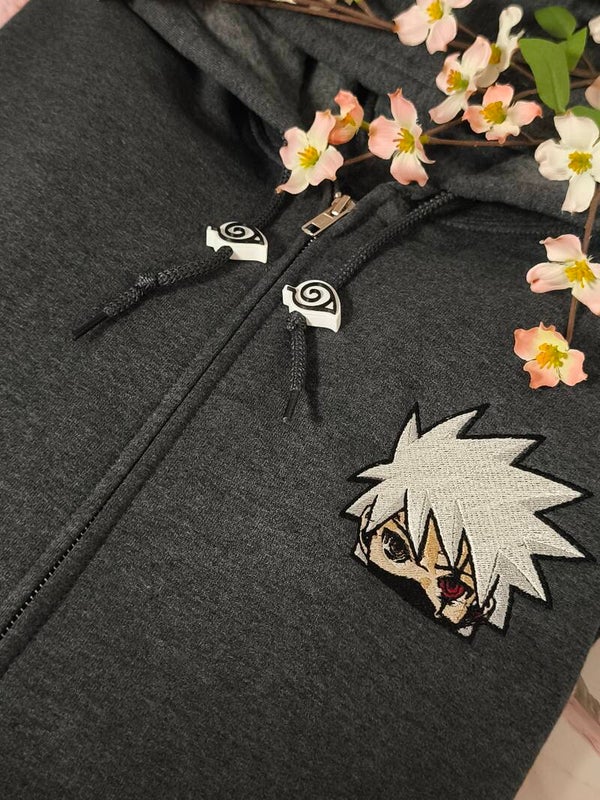 Kakashi Hatake Zipper Hoodie – Minimal Anime Streetwear Stickerei