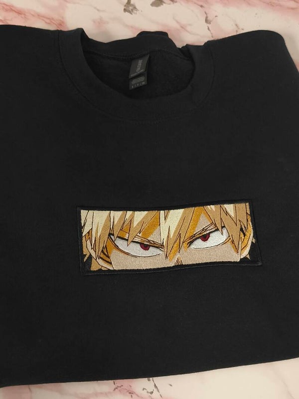 Anime Hero Hoodie – Intense Eyes Stickerei – Dark Anime Streetwear – Unisex Pullover