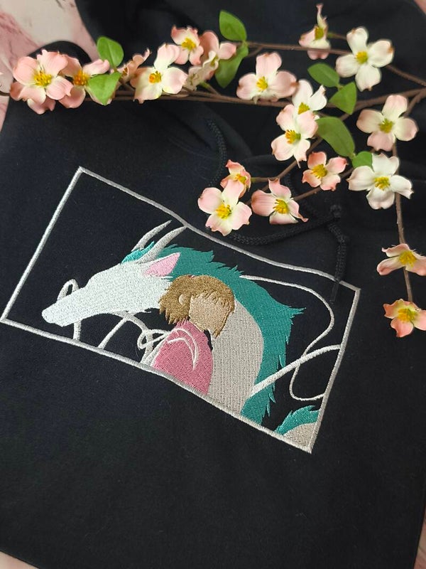 Chihiro T-Shirt – Spirited Away Fanart | Besticktes Anime Shirt | Unisex Streetwear