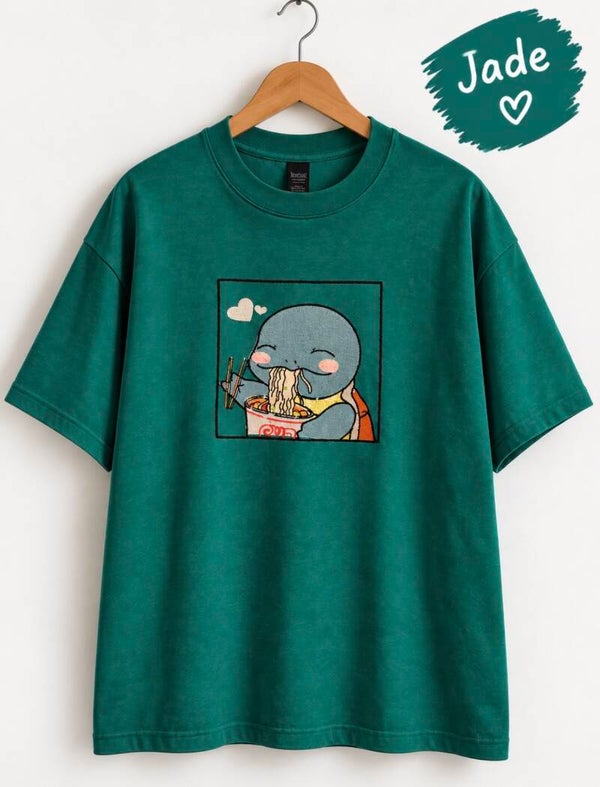 Chibi Squirtle beim Ramenessen – pastellblaues T-Shirt mit detailreicher Maschinenstickerei