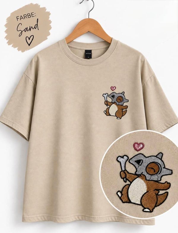 Cubone Love – besticktes Anime Shirt / Sweater / Hoodie | Minimal Pokémon Stickerei | Kawaii Streetwear | Unisex