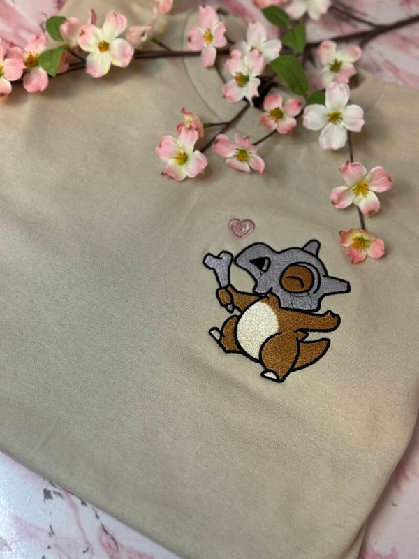 Cubone Love – besticktes Anime Shirt / Sweater / Hoodie | Minimal Pokémon Stickerei | Kawaii Streetwear | Unisex