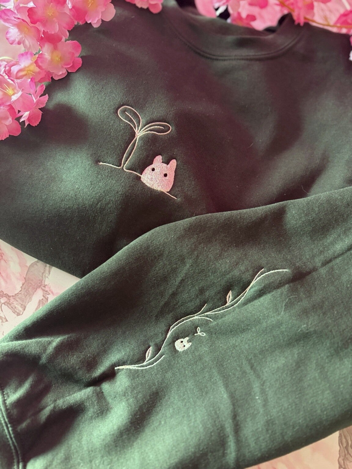 Minimalist Totoro Inspired Sweater – Anime Stickerei Hoodie Waldgrün – Kawaii Embroidery Pullover – Studio Ghibli Inspired Streetwear – Unisex