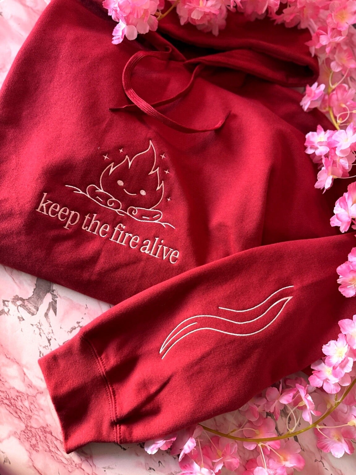 Minimalist Calcifer Inspired Hoodie – Anime Stickerei Rot – Keep the fire alive Sweater – Kawaii Embroidery Streetwear – Unisex Hoodie