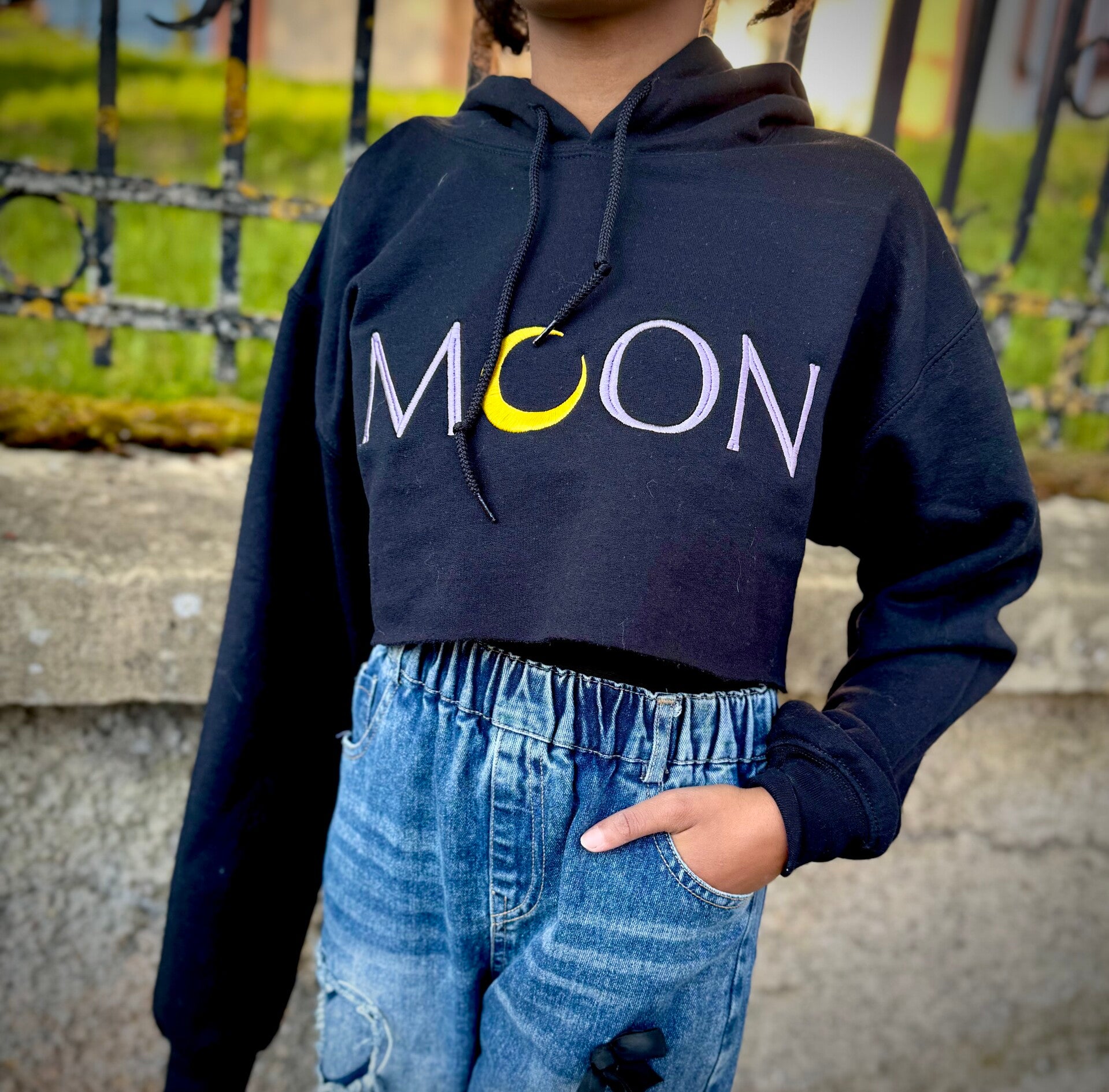 Moon Crop Hoodie – Sailor Moon Inspired – Minimal Anime Streetwear – Limitiert
