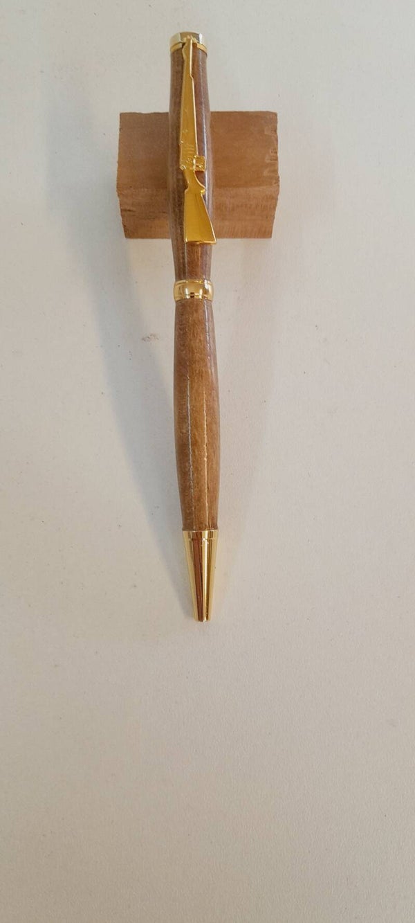 Stylo bille à thème fusil doré (chêne)