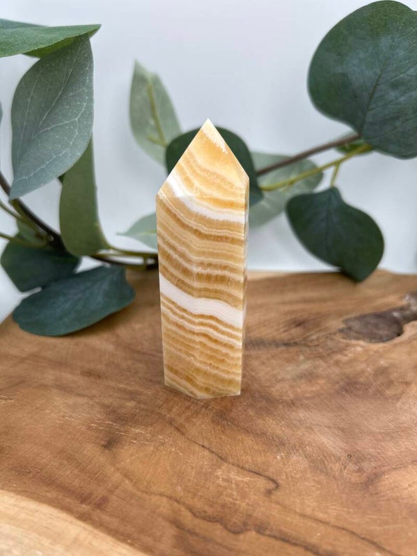 Orangencalcit Turm