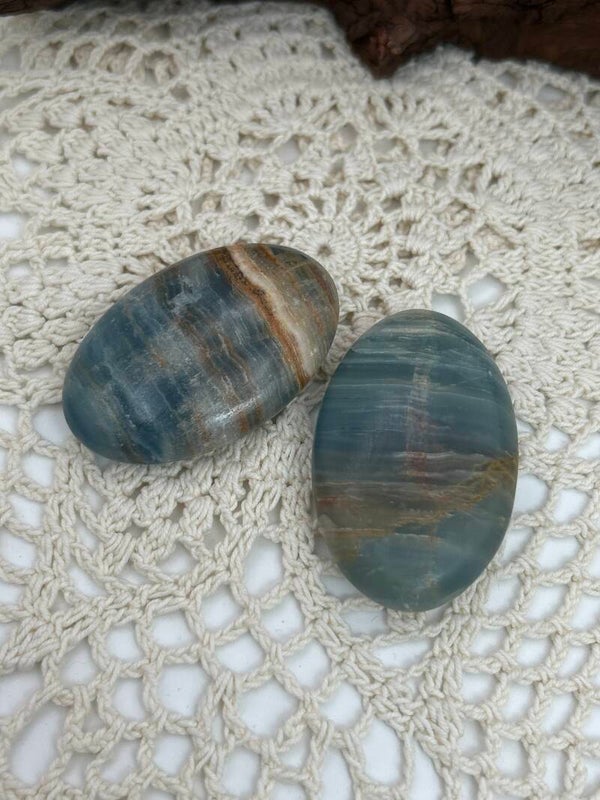 Blauer Onyx Handsteine