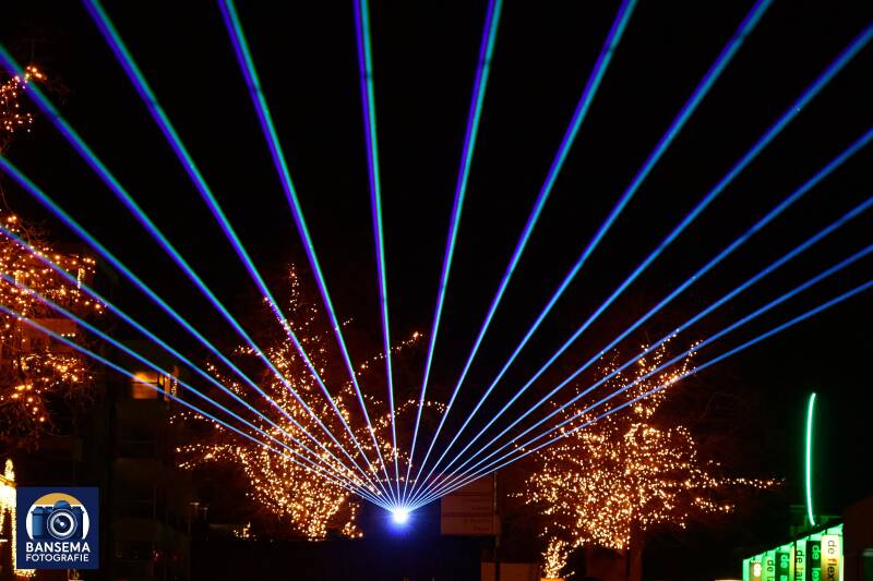Laserlicht tijdens het Stadslichtfestival in de hoofdstraat van Hoogeveen