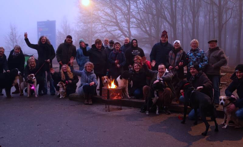 Groepsfoto baasjes met hun honden in de hondenspeeltuin van Hoogeveen