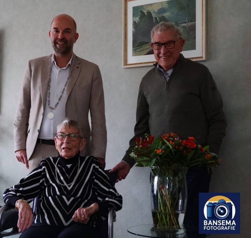 65 jaarig huwelijk echtpaar fam Kootstra samen met Locoburgemeester Mark Tuit