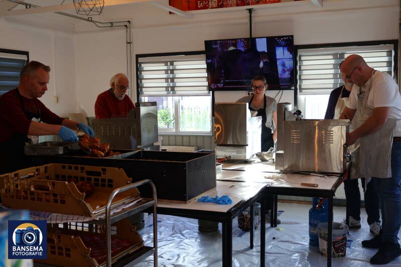 Bakken van Oliebollen in Beth-el Kerk