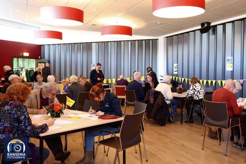 Het schrijiven van brieven tijdens Write for Rights in de Vredehorst