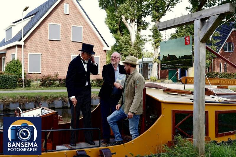 Boekenpresentatie Fake aankomst  met de trekschuit in Noordscheschut