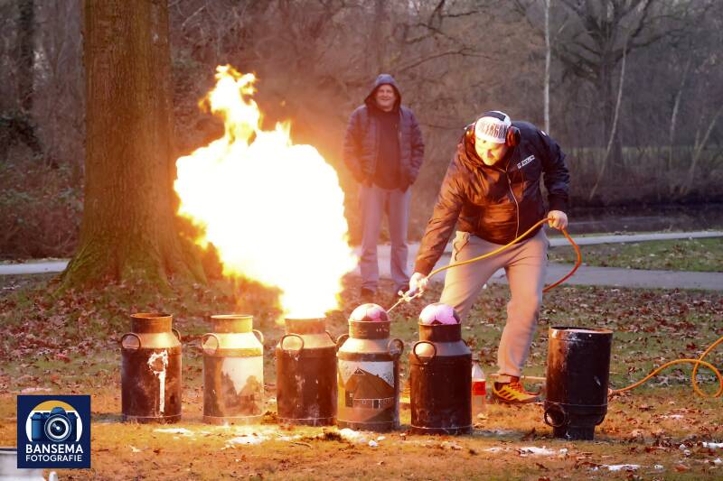 Carbidschieten, met een steekvlam om te kunnen schieten
