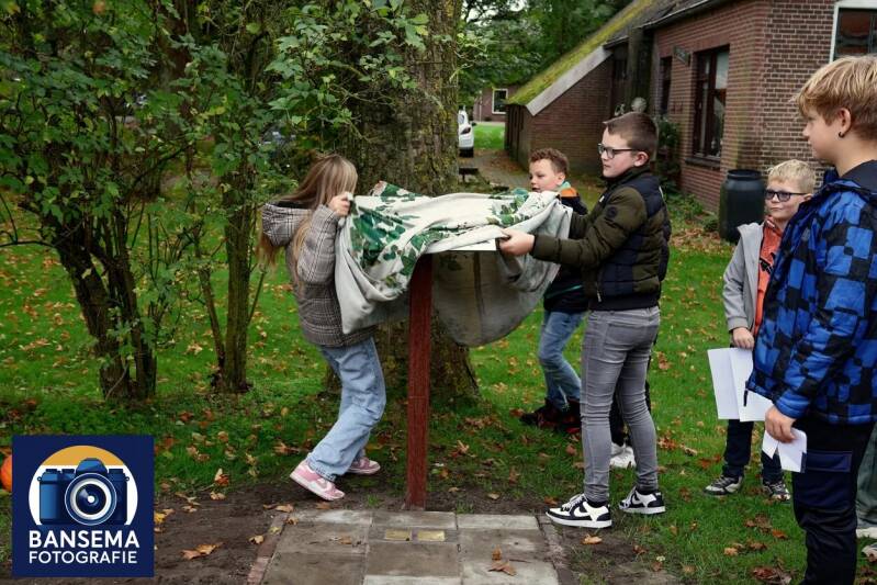 Leerlingen onthullen plaquette voor verzetshelden in Nieuws Moscou