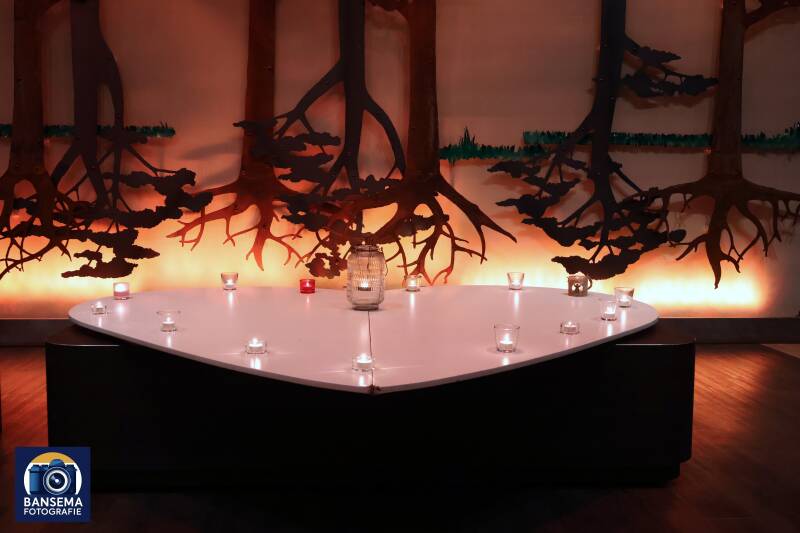 Kaarsjes branden in een hartvorm tijdens Wereldlichtjesdag in Fluitenberg