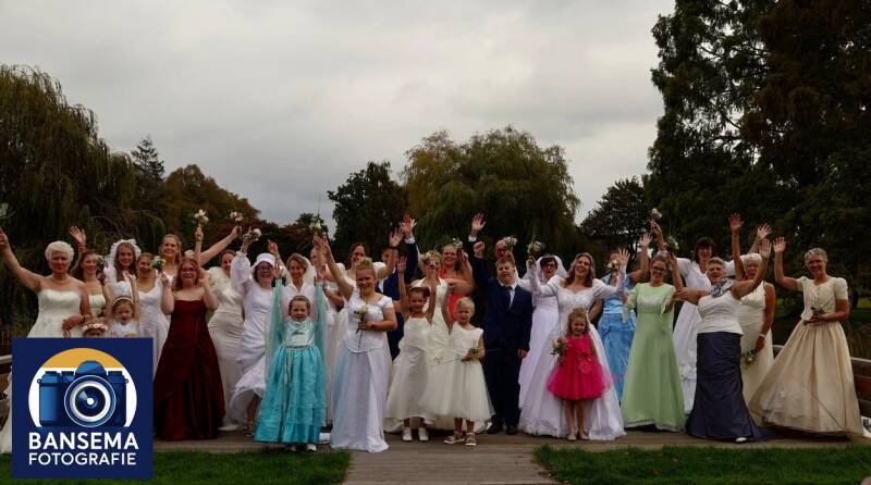 Groepsfoto bruidsmodoshow in de Westerkim