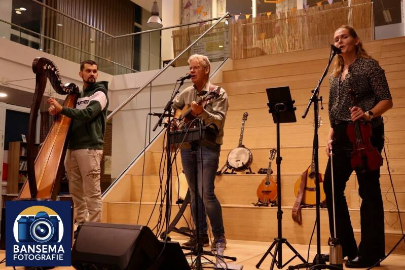 Optreden van de band Folk Surprise in de Magneet in Hoogeveen 