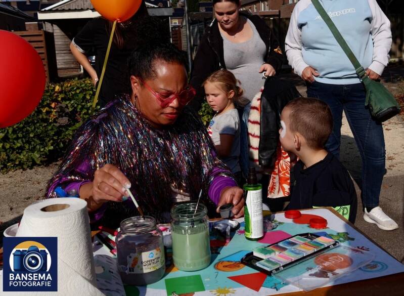 Schminken tijden burendag in de Molukse wijk in Hoogeveen