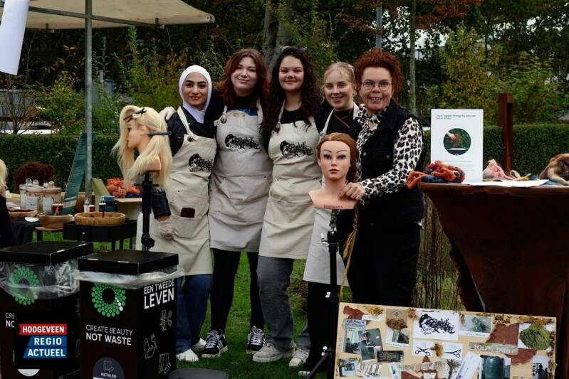 Alfa-college viert duurzaamheids een groepsfoto van de  opleiding kapper