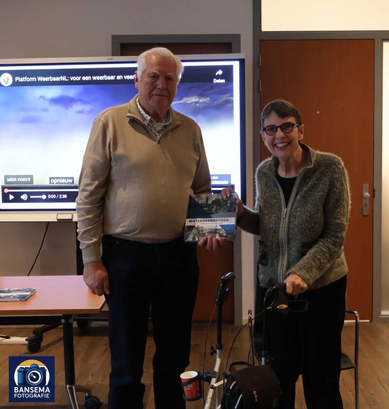 Boekuitreiking van Jan Pol aan Jetta Klijnsma in de bibliotheek Hoogeveen