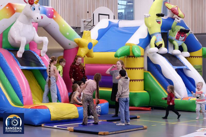 Kinderen op springkussen in buurtcentrum de Magneet