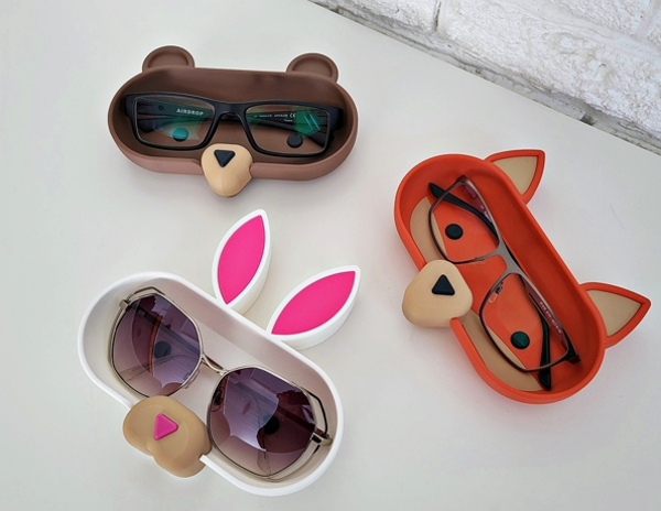 A whole family of glasses holders