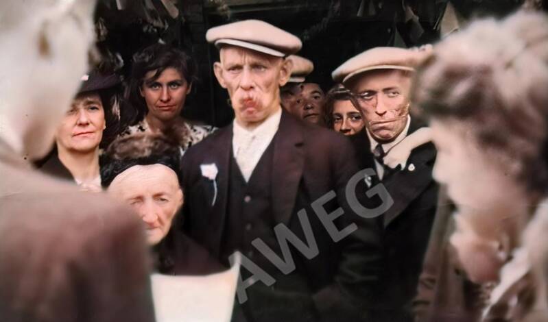 Maskes Kees en zijn vrouw, naast hem één van zijn zonen