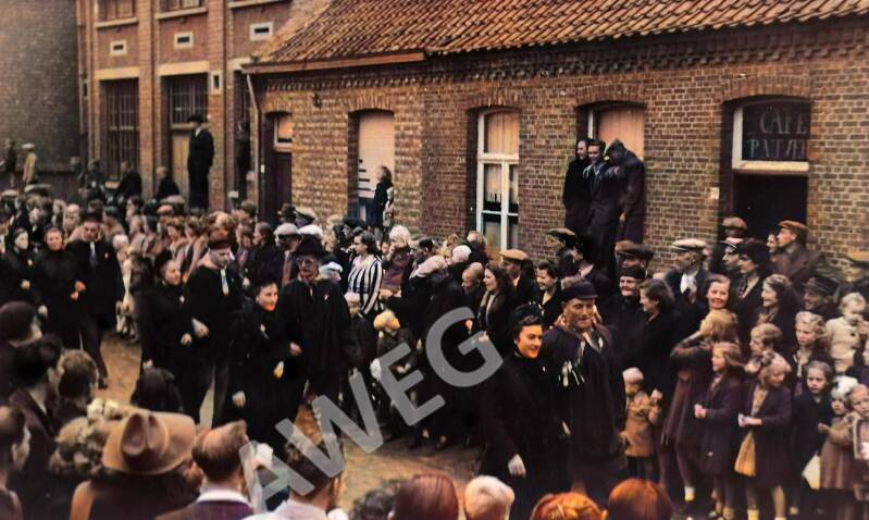 de man onder de 3 die op een vensterbank staan : John van Willemen (schilder) en het derde koppel vanaf links in de stoet : Frans Wijnants van de Wippelberg