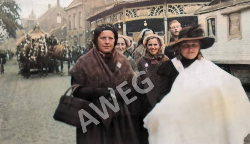 eerste vrouw van links : Mart, moeder van roger van &#039;Rad&quot; (Aerts) of  tante van &#039;t Rad